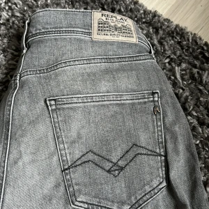 Replay jeans - Hej! Säljer mina replay jeans pga fel storlek! Skick 10/10 använda fåtal gånger Passar om man är runt 165-170 Pris kan diskuteras, Kontakta för frågor!