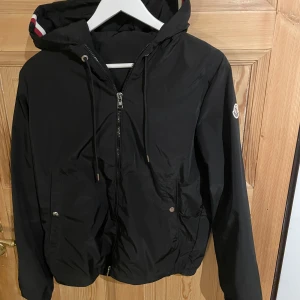 Moncler - Moncler windbreaker väldigt bra skick 9:10