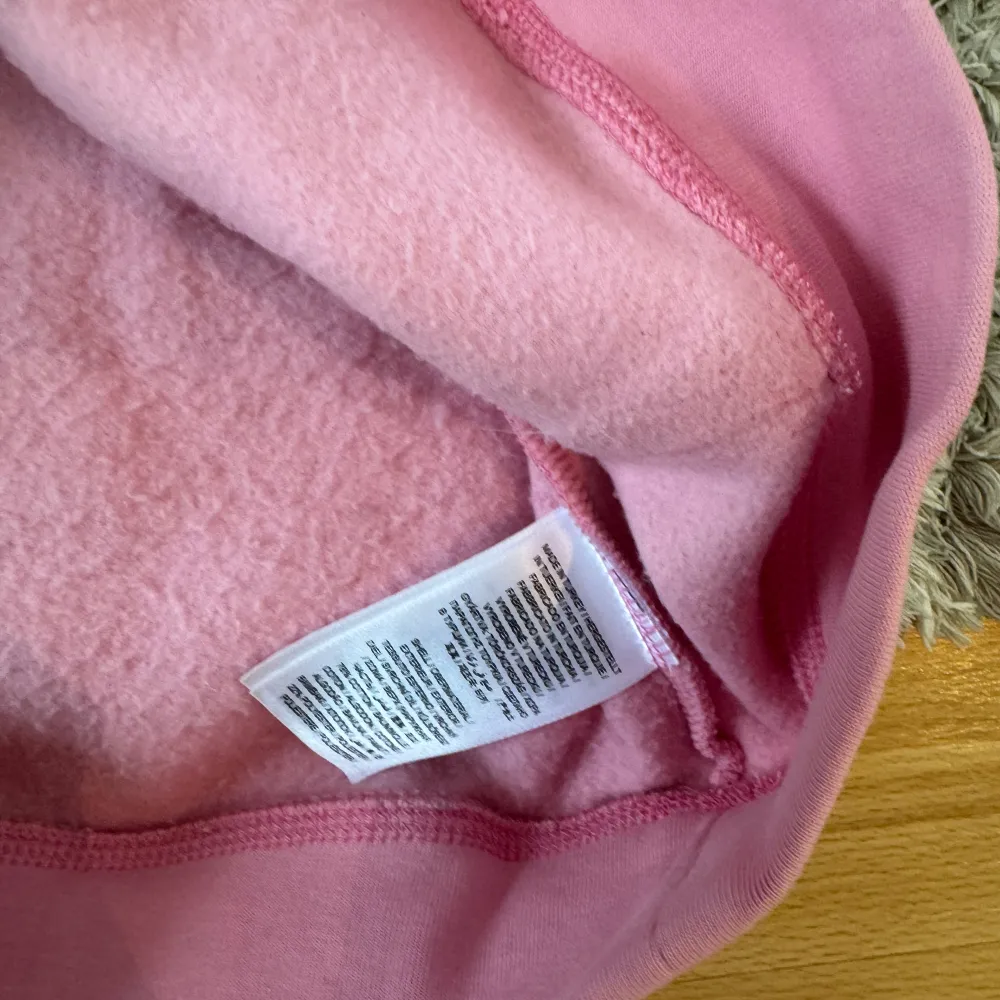 Säljer denna super fina rosa gant hoodien, den är nästan aldrig använt 🩷🩷strl 164. Hoodies.