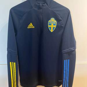 En fin Sverige landslags tränings tröja|Aldrig använd|Skick som ny|Ny pris:949kr|Pris kan diskuteras|