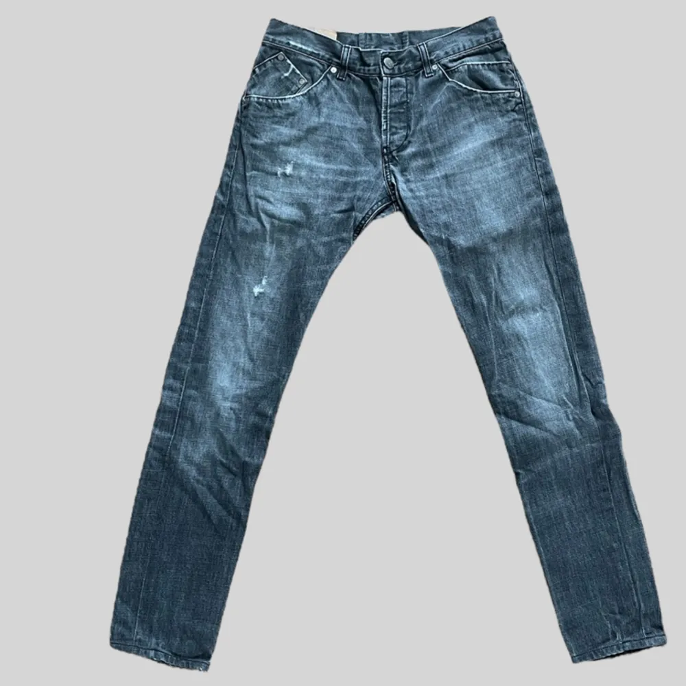 Säljer dessa riktigt goa dondup jeans perfekt för dig som söker ett par slim jeans. Vid frågor och funderingar skriv gärna! . Jeans & Byxor.