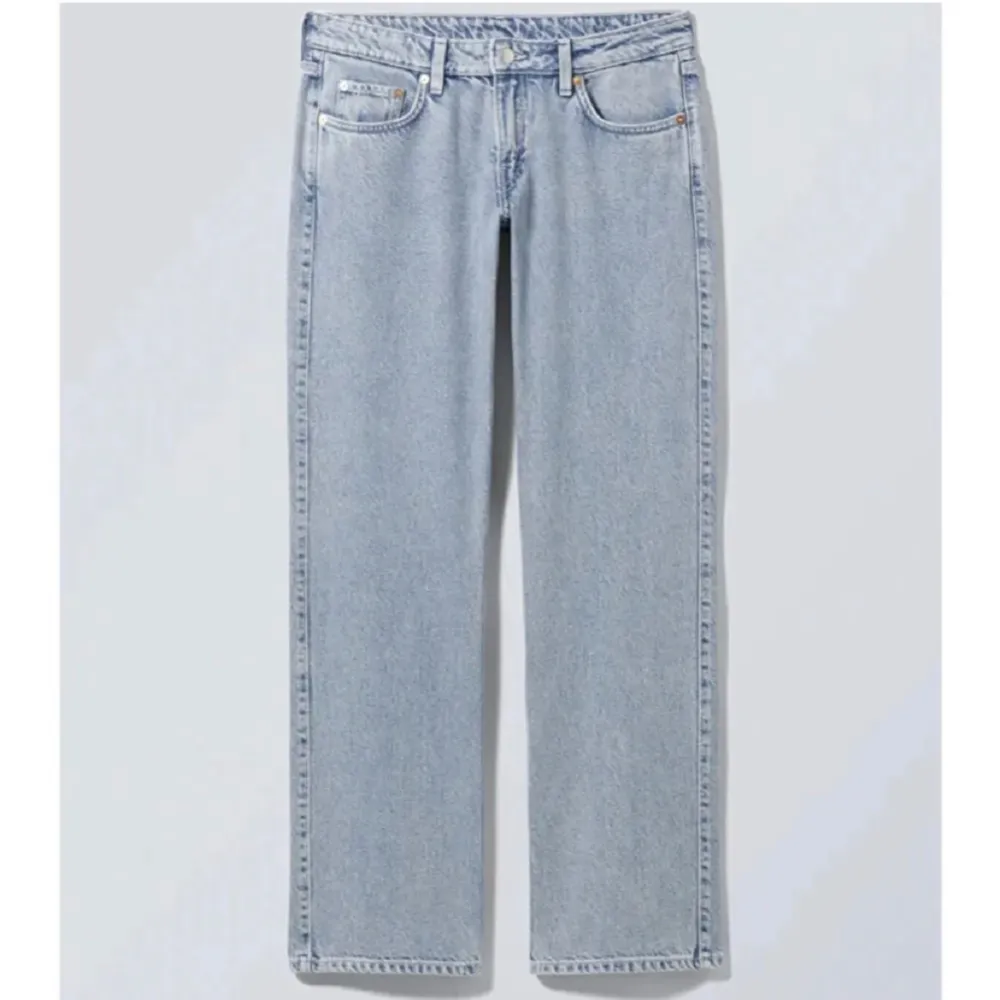 Weekday arrow low jeans i en super fin ljusblå färg. Jeans & Byxor.