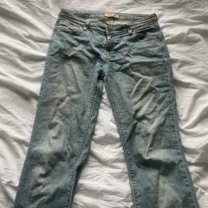 Säljer dessa fina jeans som jag köpte på vinted då de är lite för stora 