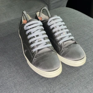 lanvins skor - säljer dessa äldre lanvins som inte används på grund av för små  priset inte hugget i sten 