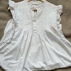 Söt blus - Jättesöt vit blus. Strl M men passar  xs-m beroende på hur man vill att den ska sitta. Har en liten defekt från strykning vid en av knapparna, men inget man tänker på💕  Hör av er vid frågor, priset är diskuterbart 
