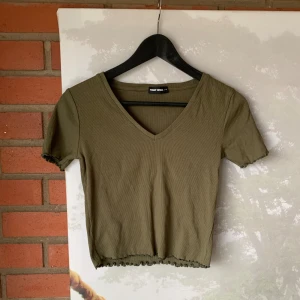 Grön Topp. Grön Blus, Grön T-shirt  - Endast använd 1-2 gånger! Superfin färg! Står storlek M på tröjan men passar även de som bär S! Kolla gärna min profil för andra intressanta kläder eller accessoarer😊