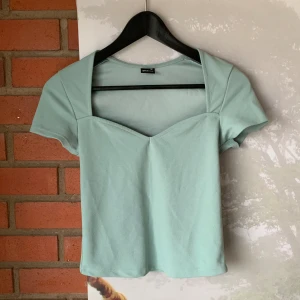Blå Topp - Endast använd 1-2 gånger - därav mycket bra skick! Fin söt blå/turkos topp perfekt nu till sommaren! Storlek XS men passar även folk som bär S! Kolla gärna min profil för andra intressanta kläder eller accessoarer😊
