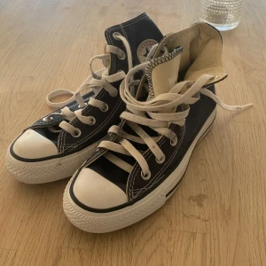 Converse  - Mörkblå jätte fina converse. Inga tecken på användning och typ helt oanvända. Säljer pga att de är för små.
