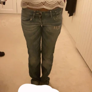 Lågmidjade jeans - Jätte snygga lågmidjade straight jeans! Coola fickor! Väl omhändertagna och bra skick! Midjemått är ungefär 77 hela vägen runt💕köp gärna 