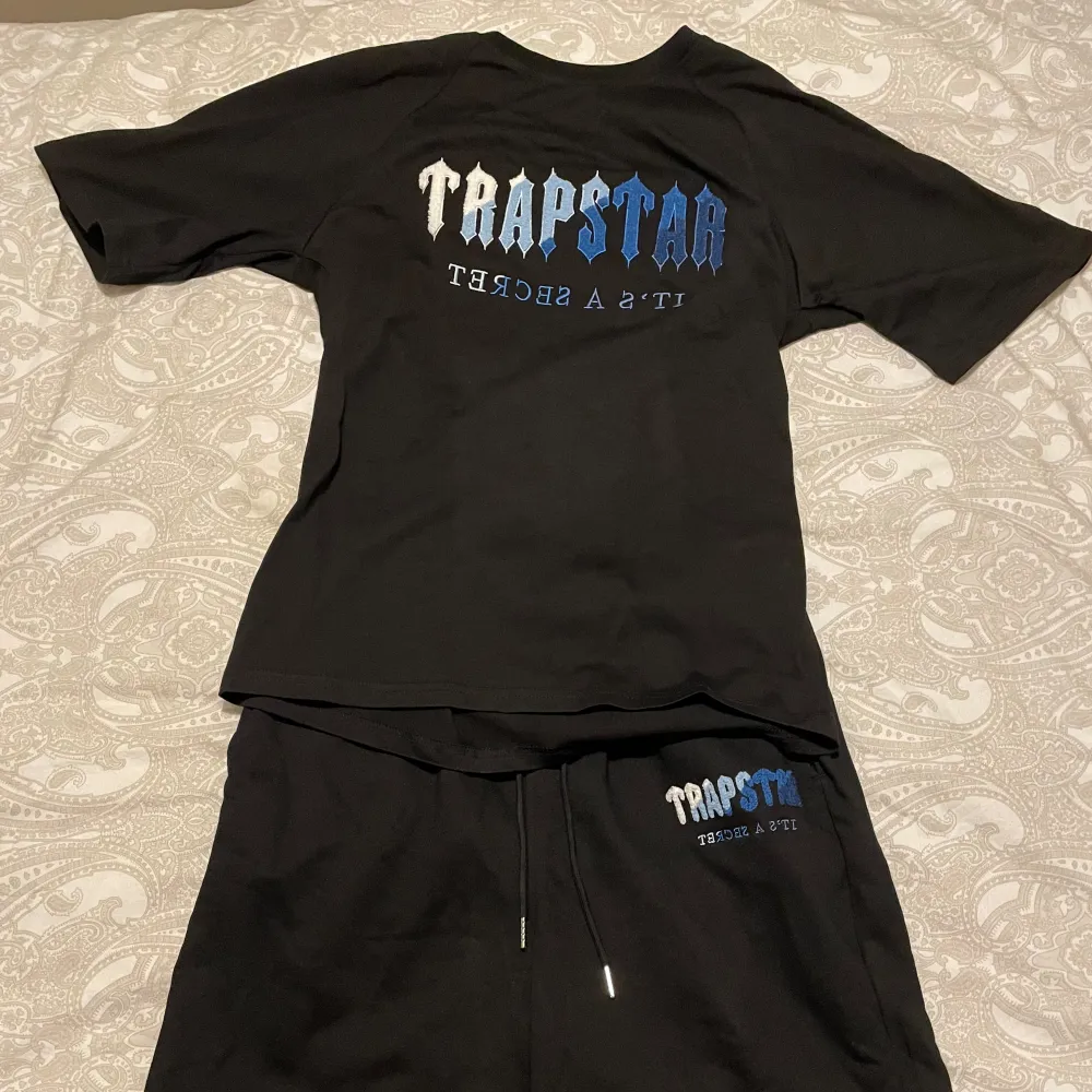 Säljer feta Trapstar tracksuit för bara 549kr 🔥. Byxorna är storlek M och t-shirten är storlek S men passar för de som har size M.. T-shirts.