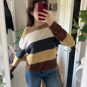 Randig stickad tröja från hm - Säljer denna super snygga randiga stickade tröjan från hm! Storlek S, 40kr