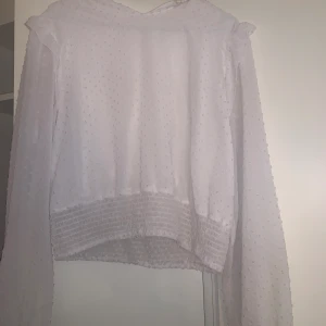 Vit blus  - Vit blus från New Yorker Nypris: 219kr Mitt pris: 60kr