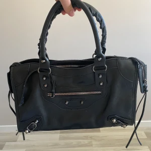 Snygg väska - Så snygg väska som är väldigt rimlig, ca 36 cm rakt över🩷 endast använd en gång🩷