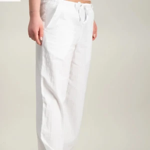 Linnebyxor från Gina Tricot  - Ett par vita linnebyxor från Gina Young. Säljer de då dem var lite förstora och de är i strl 158-164. De är aldrig använda och tror lappen är kvar. Köpte de för 300kr men säljer för 200kr.