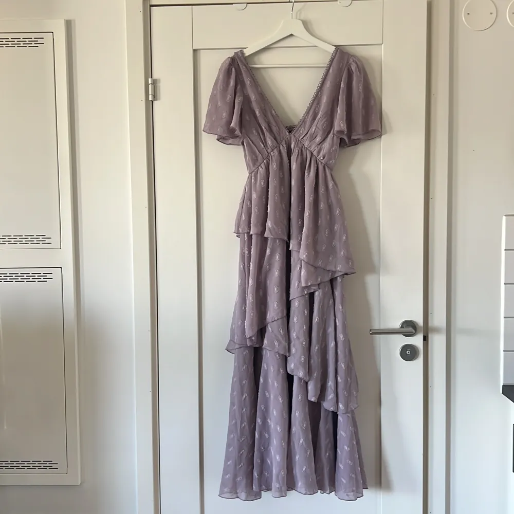 Oanvänd klänning från Asos i storlek 34 men den är stor i storleken så skulle säga att den passar 36 också.  Slutsåld på Asos hemsida där nypriset ligger på 740kr.. Klänningar.