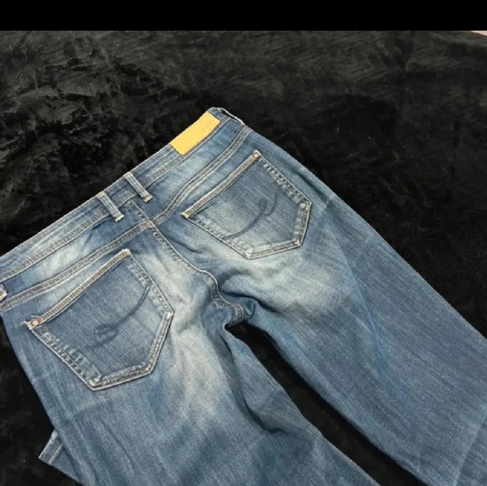 Säljer dessa supersnygga low waist straight jeansen!!❤️Midjemått rakt över: 38 cm❤️Innerbenslängd: ca 82 cm❤️. Jeans & Byxor.