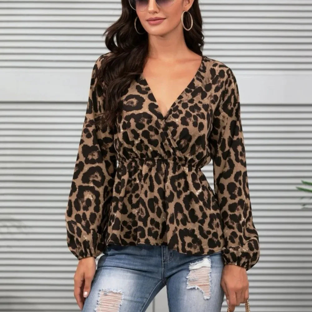 Snygg blus med leopardmönster, strl s. Blusar.