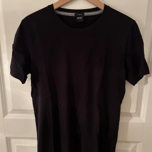 BOSS T-shirt, strl. M - Hugo Boss kortärmad tröja, slim fit.  Svart Strl. M Pris 150 kr