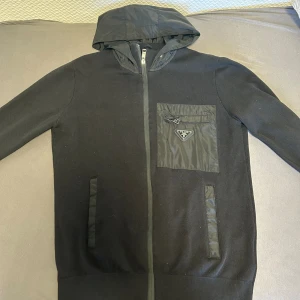 Prada ziphoodie  - Äkt Prada tröja i skön skick Perfekt för sommar  Kan hämtas eller postas