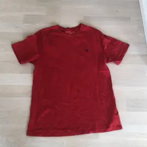 Hej! Jag säljer min Ralph lauren T-shirt som är röd och fin. Skicket på den är 7.5/10.