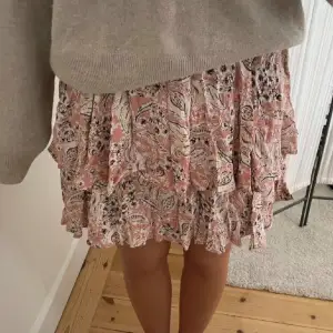 Poplär zara kjol från nått år sen. Superfin nu till sommaren!!! Gillar inte hur den sitter på mig därför säljer jag!💓💓