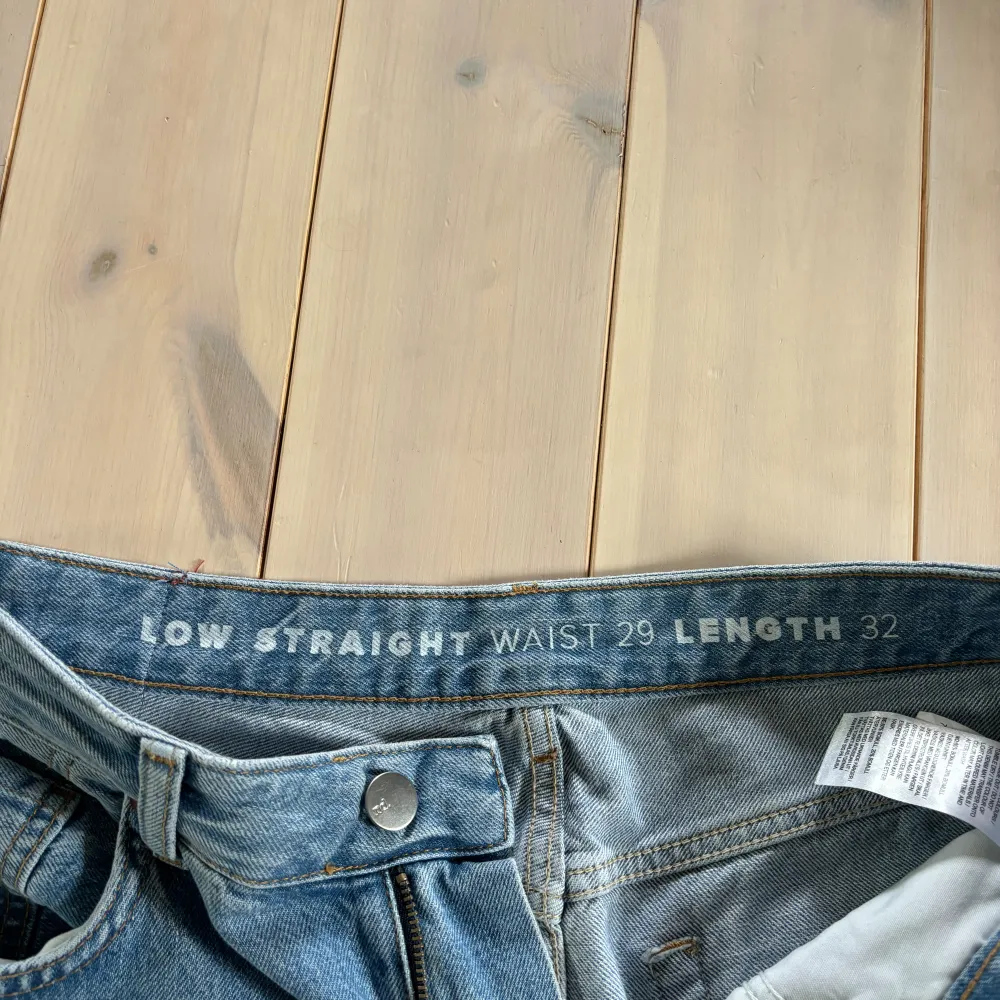 Superfina, lågmidjade blåa jeans från bikbok som endast är använda några gånger! Storleken visas på andra bilden🩷. Jeans & Byxor.