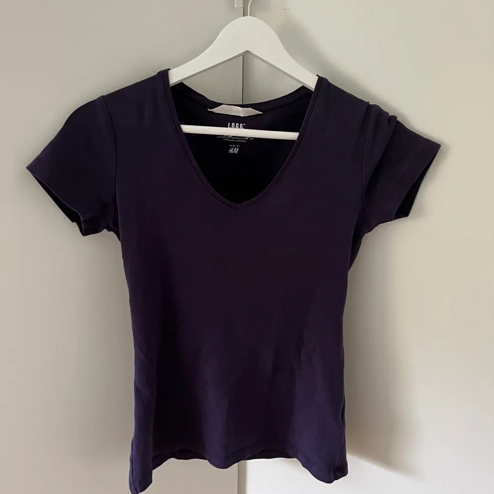 Säljer denna urringade lila t-shirt som är perfekt till sommaren! 🩷. T-shirts.