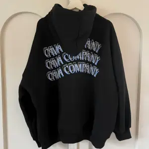 En Cava Company hoodie från Junkyard. Aldrig använd, med prislapp kvar, i storlek M/L. Orginal pris är 800kr, säljer för 400kr!