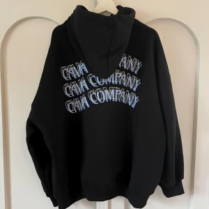 HELT NY CAVA COMPANY HOODIE  - En Cava Company hoodie från Junkyard. Aldrig använd, med prislapp kvar, i storlek M/L. Orginal pris är 800kr, säljer för 400kr!