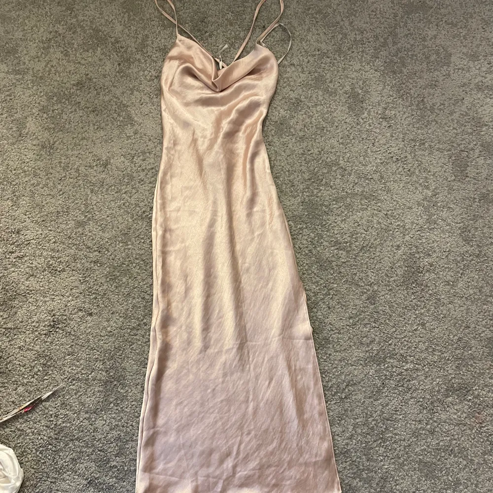 Använt denna silke kläning endast en gång för min bal. Köpte den på asos, den är perfekt till bal eller nu inför sommarn. För fler bilder skriv till mig!🫶🏼. Klänningar.