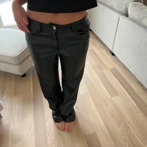 Skinnbyxor från Zara. - Skinnbyxor från zara. Stl L men passar M  och S om man vill att dom sitter lite längre ned på höften. Fickor på fram och baksida 