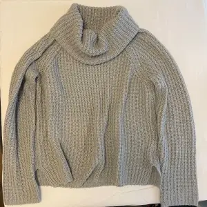 Grå stickad tröja med turtleneck från Gina tricot i storlek L. Den är liten i storlek skulle säga att det känns som en medium. Super mysig, sticks inte, bra skick 