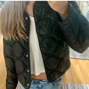 Svart jacka  - Säljer min jacka från mango, som jag ibte använder så mycket då jag hittat en annan. Använt den en del men den är väldigt fin fortfarande 💓💓