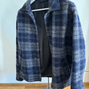 Ull jacka från Peak Performance i stl L/M - Skjortjacka i ull med rutigt mönster, perfekt för vår/höst med t shirt eller tröja under men också på vintern med dunjacka under! Polyesterfoder och inneficka. Storlek L, passar även M.  Aldrig tvättad, knappt använts. Nypris 2021: 1600 kr 