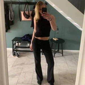 Lågmidjade kostym byxor - Säljer mina Lågmidjade kostymbyxor från Nelly då jag petosnligen tycker de sitter lite stort. Inga defekter eller något sånt, köpte inte de för alls längesen så knappt hunnit använda de. Skriv om ni funderar över något! 