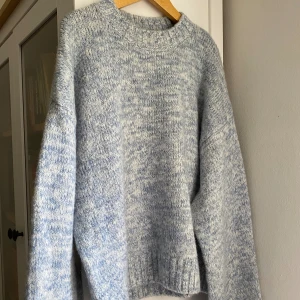 Stickad tröja - Jag säljer denna gosiga stickade tröja i färgerna blått och vitt🧸 Den är i storlek S🤍 I bra skick och perfekt till sommarkvällar!!