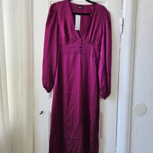 Långklänning - Aldrig använd, prislapp finns kvar. Säljer då den är för liten för mig 🥰🩷
