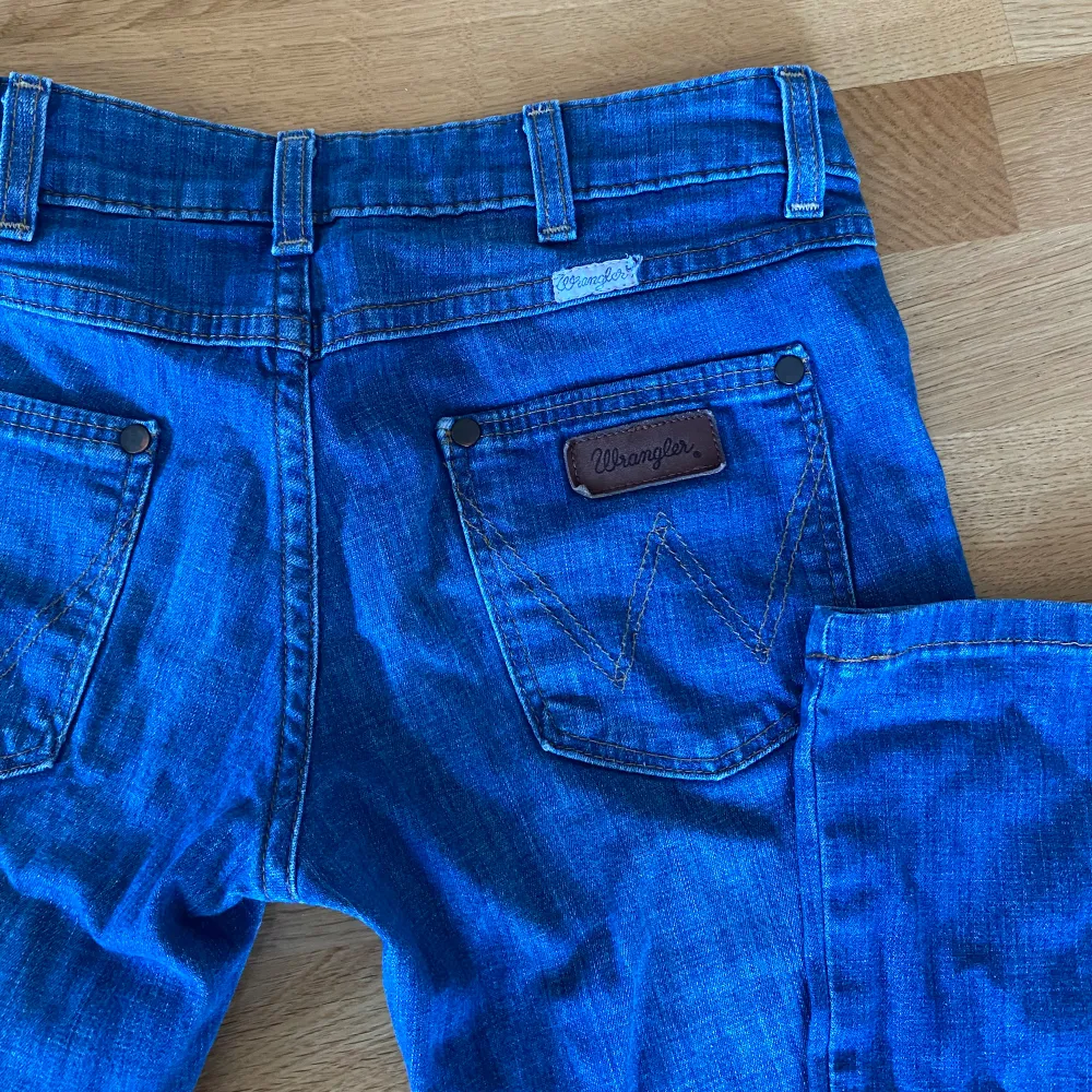 Bootcut jeans från Wrangler, säljer pga att dom blivit för små . Jeans & Byxor.