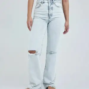Jätte fina ljusblåa jeans från bik bok i storlek 26 i midjan och 32 i längden. Andvänt 2 gånger så dom är som nya! Skriv om ni har funderingar!!🩷