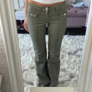Säljer nu dom populära gröna h&m jeansen, inga defekter och som nya, storlek 34 o passar mig bra som är 173💕🫶🏼