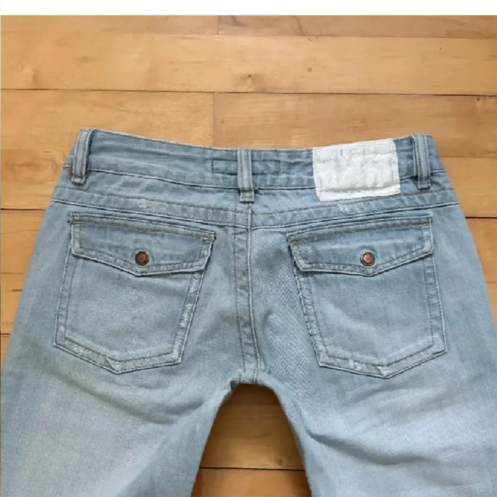 Superfina ljusblå mågmidjade jeans köpta här på plick men tyvärr lite stora. Förra ägarens bilder! Midjemått rakt över: 37cm innerbenslängd: ca 83cm🌸. Jeans & Byxor.