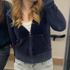 Vintage juicy couture tröja  - Super fin o vintage juicy couture tröja. Passar till allt och färgen är super fin!💗 använd men inget som syns och den är inte skadad på något sätt💗