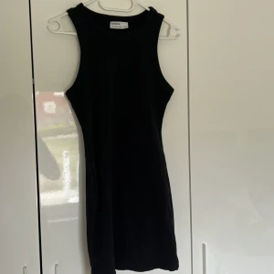 Svart kort klänning  - Svart kort klänning från Bershka helt oanvänd💕💕💕😃😃