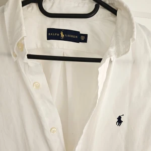 Ralph Lauren skjorta  - Vit Ralph Lauren skjorta st L Storlek 15 1/2 och 39 står på etikett. Jag bär vanlig L, men kolla gärna dimensioner: Längd ryggen från axel ner: 83 cm Bredden armhåla-armhåla: 60 cm Ärmlängd från armhåla: 55 cm.