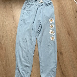 Mjukisbyxor  - Ljusblåa mjukisbyxor, storlek S, inte jätte använda, vita blommor på kanten. 