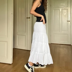 Långkjol - Superfin långkjol från märket Zoul. I storlek M men passar mig som har storlek S. Resår i midjan samt en dragkedja. Inga defekter! 