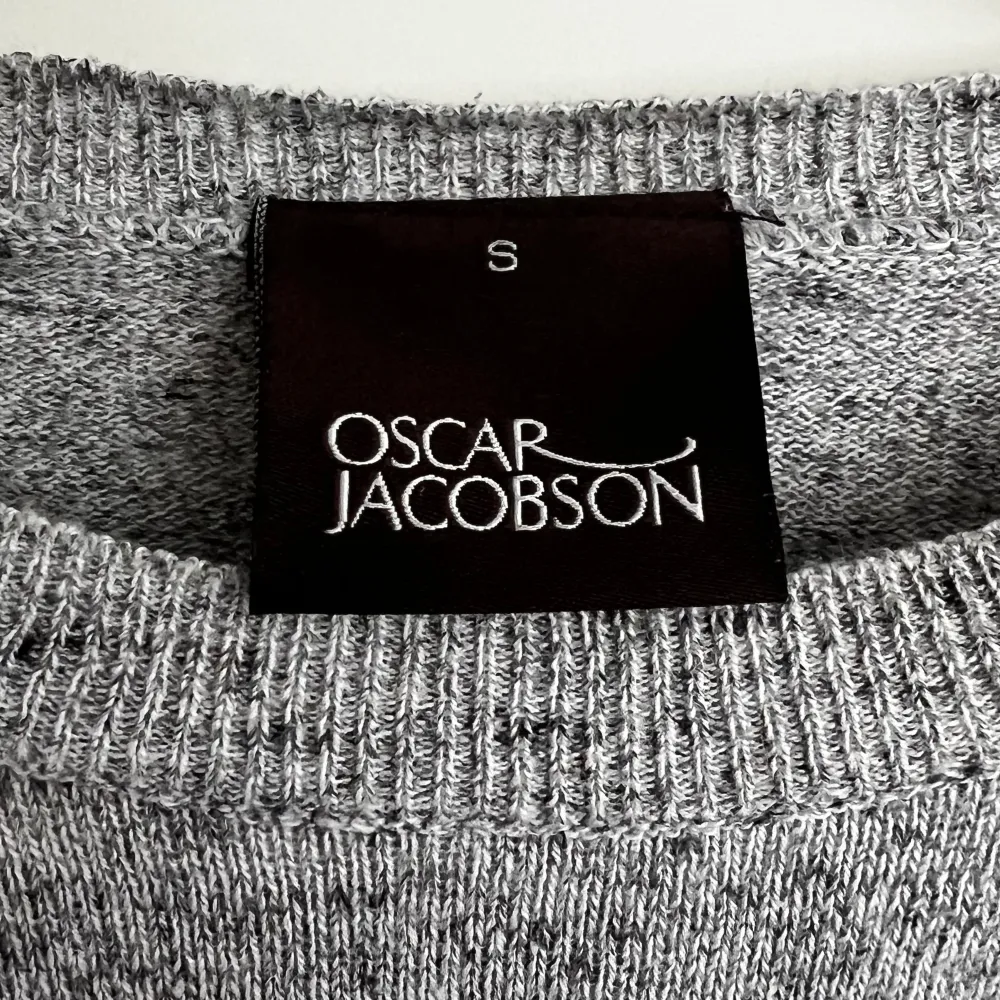 Säljer en Oscar Jacobson tröja i size S. Tröjor & Koftor.
