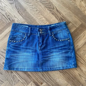 Jeans kjol - Jätte fin low waist jeans kjol med nitar. Kan diskutera pris 