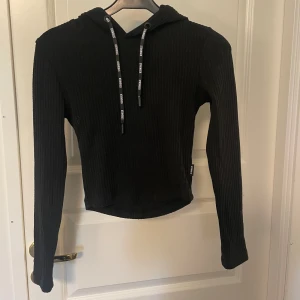 Tröja  - Långärmad tröja med huva från stronger, ribbat material. Använd några gånger och är i fint skick. 