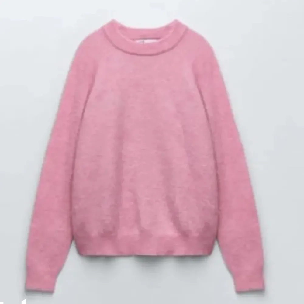 säljer denna söta rosa stickade tröjan från Zara! knappt använd!! 150 + frakt 💕(pris kan diskuteras) kom privat för fler bilder!!. Stickat.